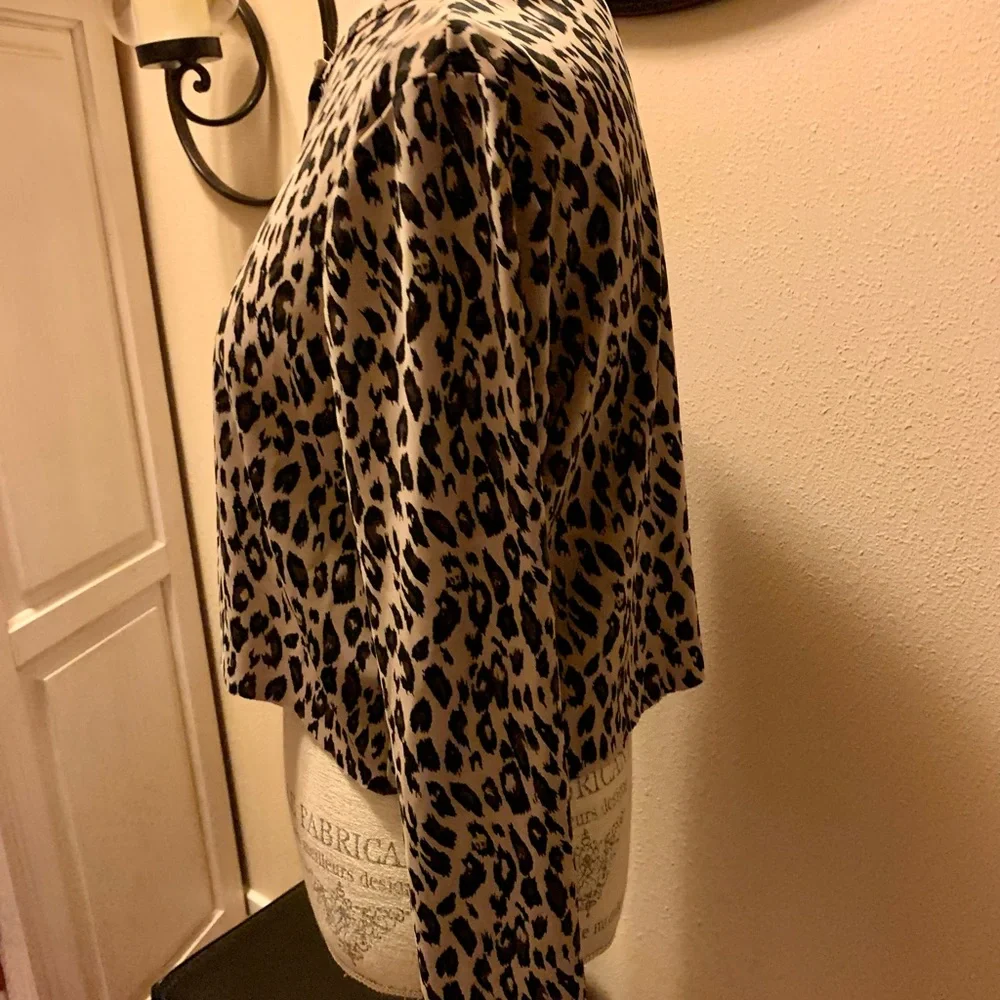 LN SUPER CUTE CROPPED BUTTON DOWN BLOUSE. LEOPARD PRINT. HITS AT WAIST. - Picture 4 of 7